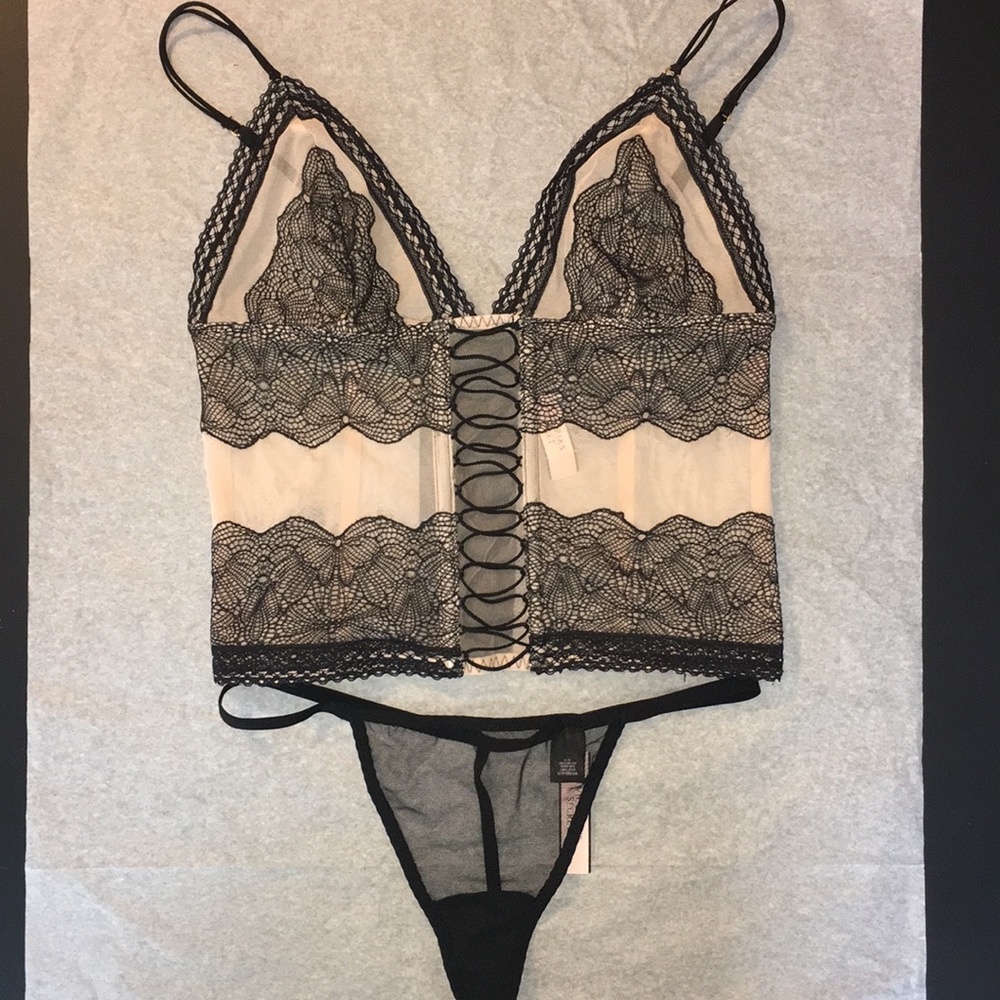 Set Victoria’s Secret corset and thong